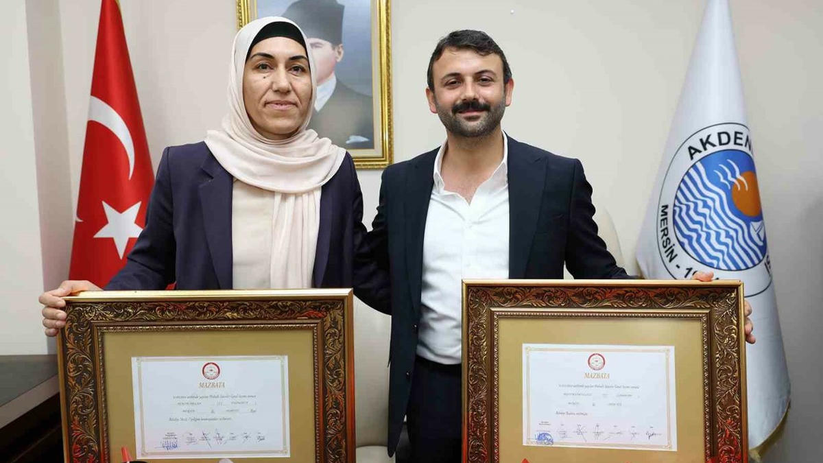 Mersin Akdeniz Belediyesi'nin DEM Partili eş başkanları tutuklandı, yerlerine kayyım atandı